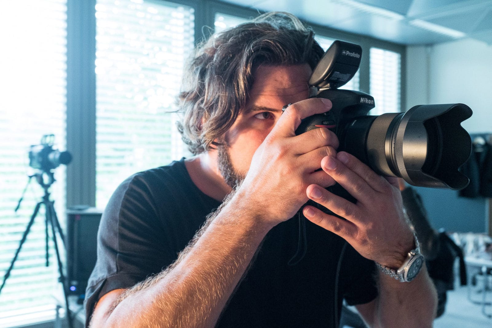 Der Fotograf Markus Mielek hält seine Kamera vor das Auge