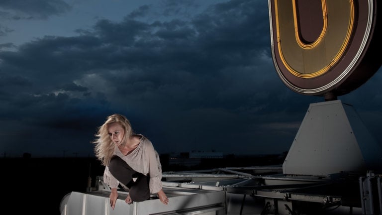 Fotografie einer Frau auf dem Dach der Westfalenhalle in Dortmund