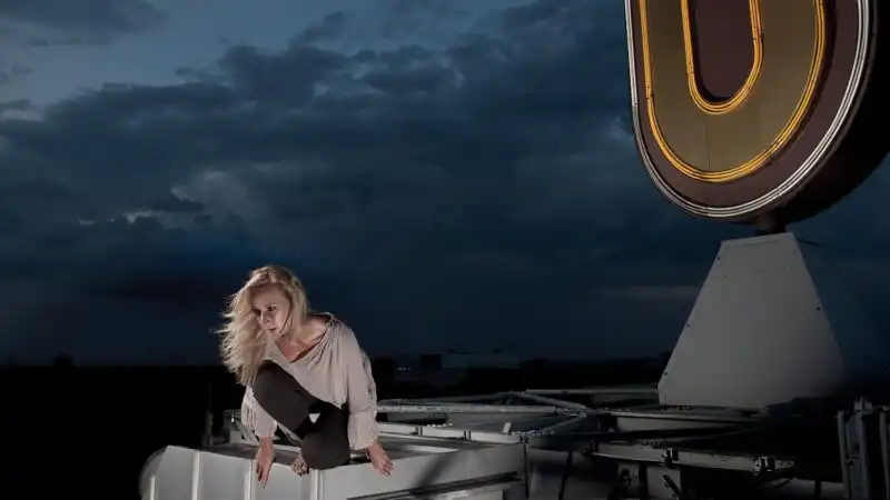 Fotografie einer Frau auf dem Dach der Westfalenhalle in Dortmund