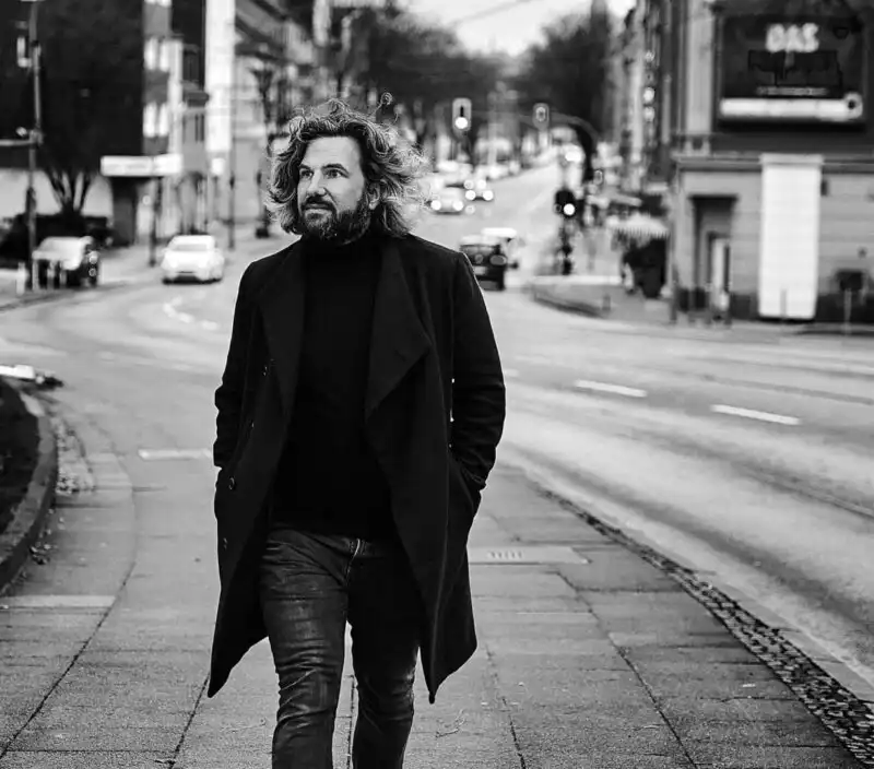 Corporate Portrait von Fotograf Markus Mielek vor seinem Fotostudio in Dortmund / NRW