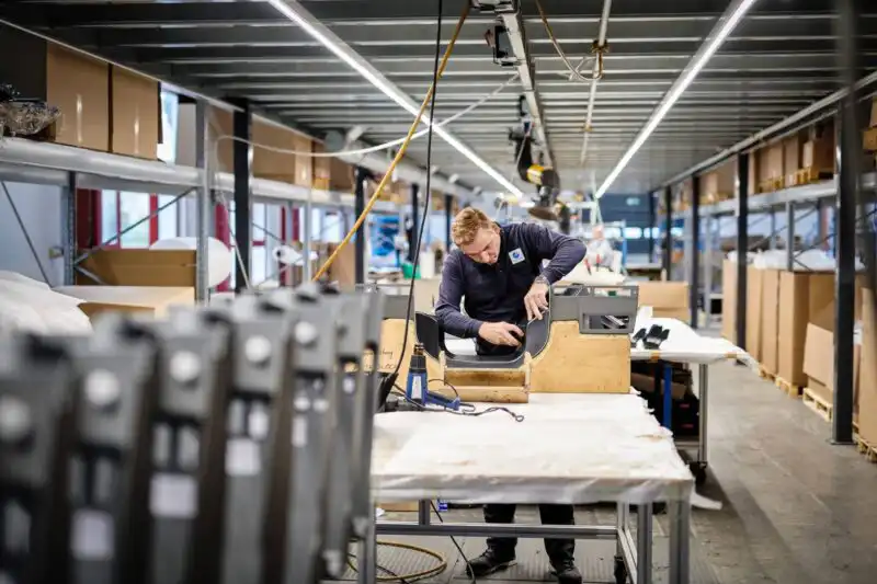 Mann an Werkbank in Fabrik - Industriefotografie von Markus Mielek
