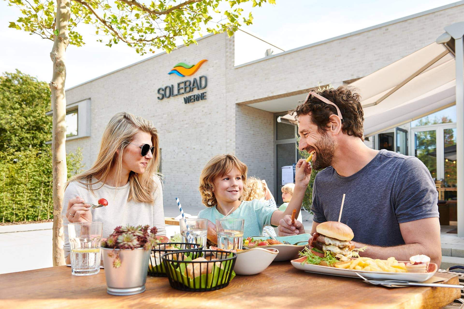 WERBEFOTOGRAFIE für das SOLEBAD WERNE 1 Werbefotografie - Junge Familie beim Restaurantbesuch bei sonnigem Wetter fotografiert von Markus Mielek in Werne