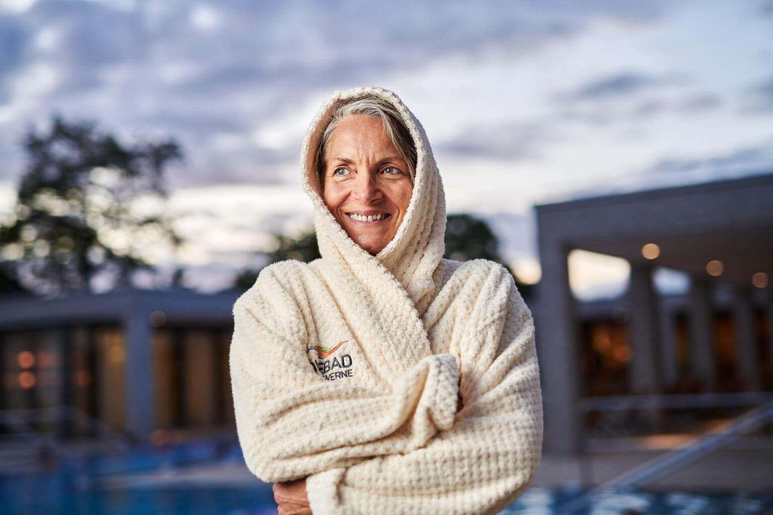 Werbefotografie - Weibliches Model (Senior) fühlt sich im Schwimmbad wohl - Lifestyle-Photography von Markus Mielek