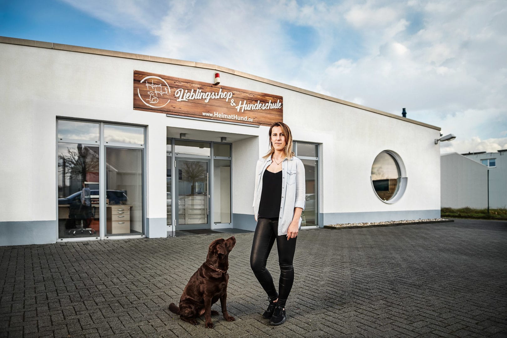 Gründerin Janine Obersdorf posiert vor Ihrem Shop für Werbefotografie für die Google-Kampagne von Heimathund / Grow my store