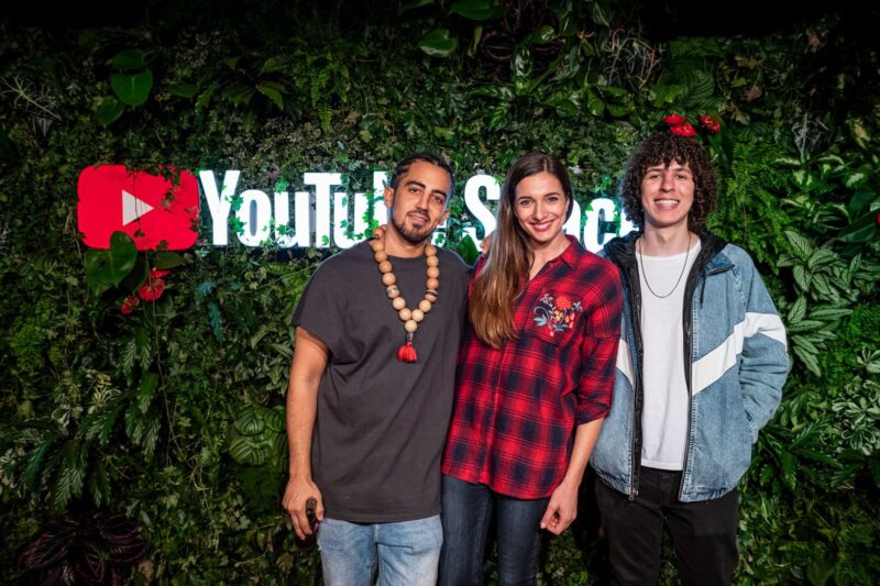 YouTube Stars posieren im YouTube Space in Berlin direkt an der Spree im Google Hauptquartier