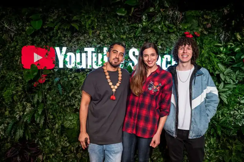 YouTube Stars posieren im YouTube Space in Berlin direkt an der Spree im Google Hauptquartier