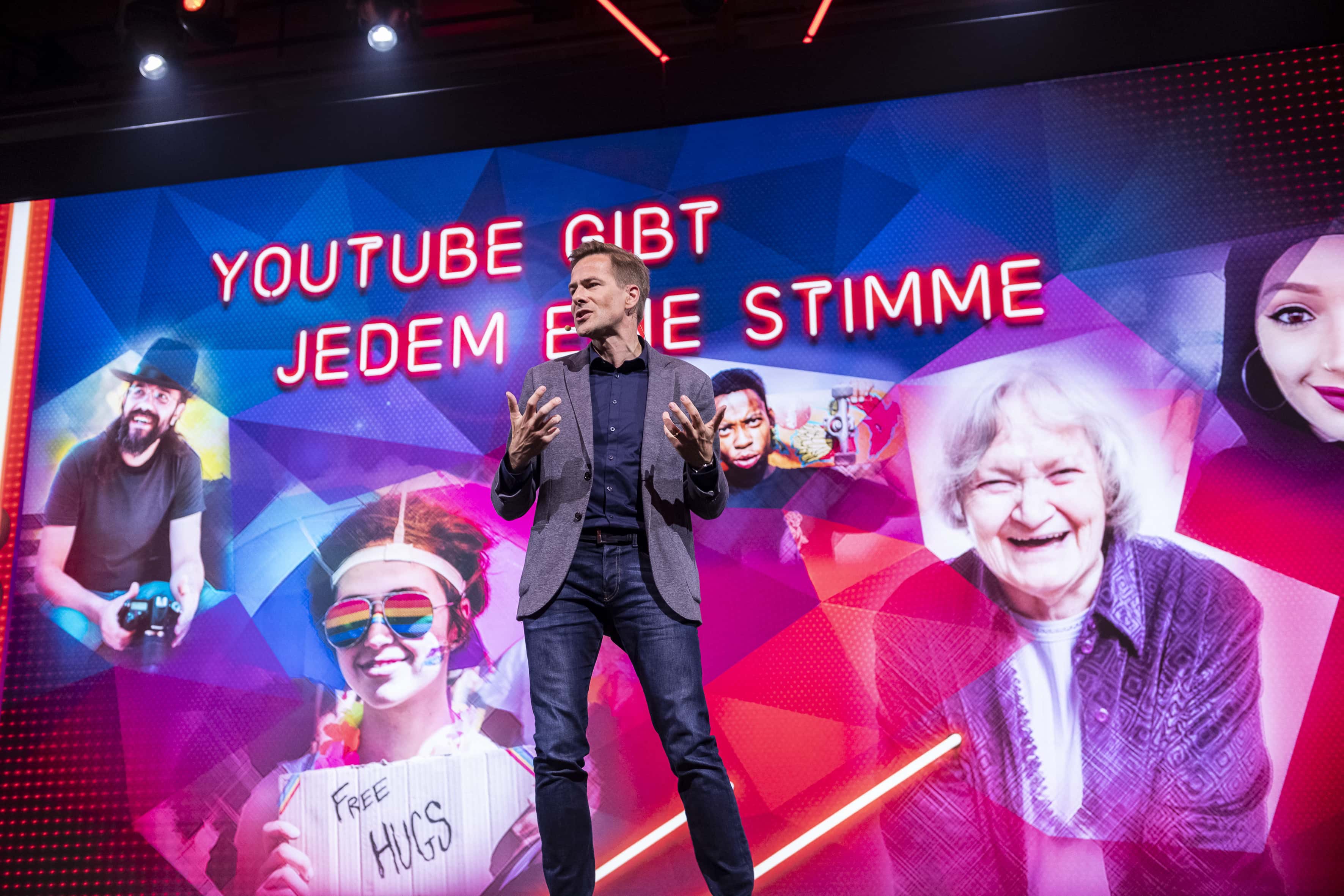 CEO auf der Bühne eines großen Events