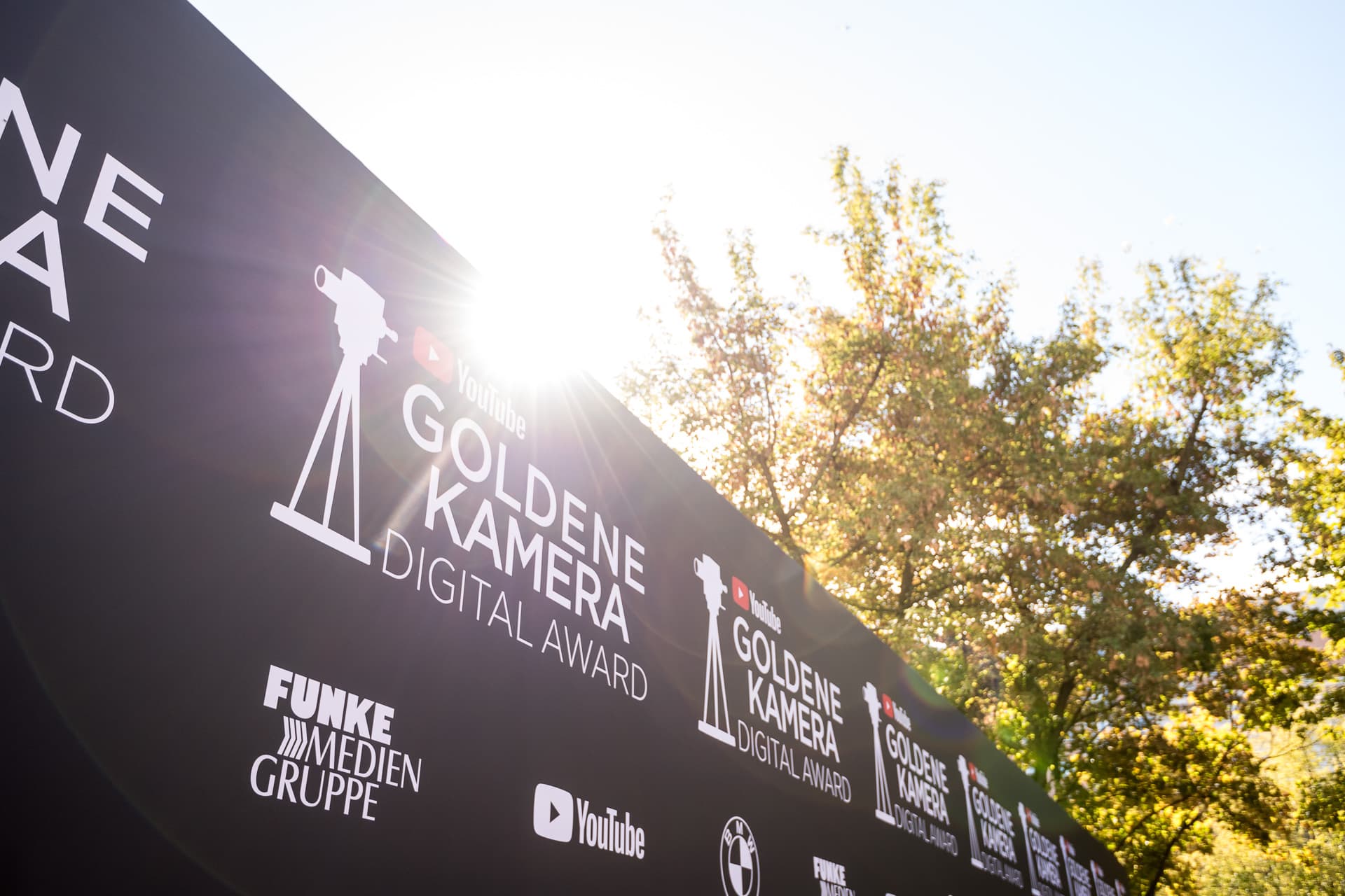 Eventfotografie des YouTube Festivals in Berlin. Das Bild zeigt den Eingangsbereich zu dem Event von YouTube