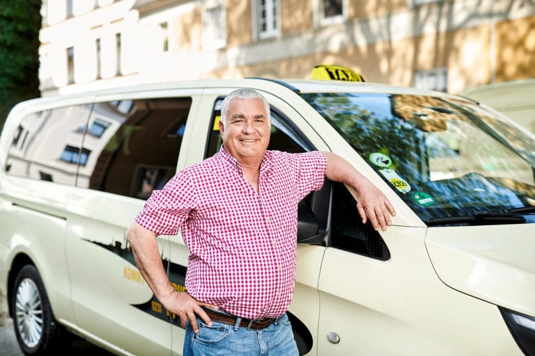 mielek fotograf dortmund Fotograf,Blog mielek fotograf Testimonial WE DO Impfkampagne Dortmund 0193 1 39 Corporate eines Taxifahrers vor seinem eigenen Taxi, fotografiert für eine Impfkampagne