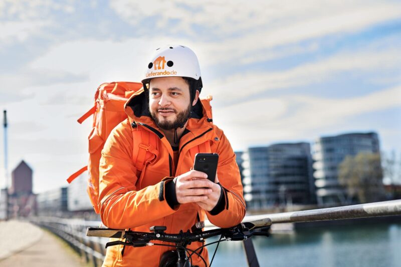 Werbefotografie eines Lieferando Fahrers bei seiner Arbeit in Duisburg. EIn perfektes Beispiel für ein gelungenes Employer Branding