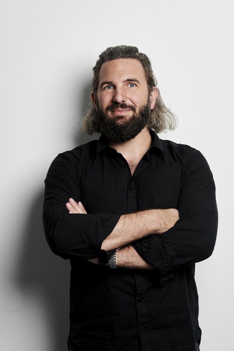 Selbstportrait des Fotografen Markus Mielek. Das Bild zeigt Ihn als Mitglied des Beirats des Gast-Haus Statt Bank in Dortmund