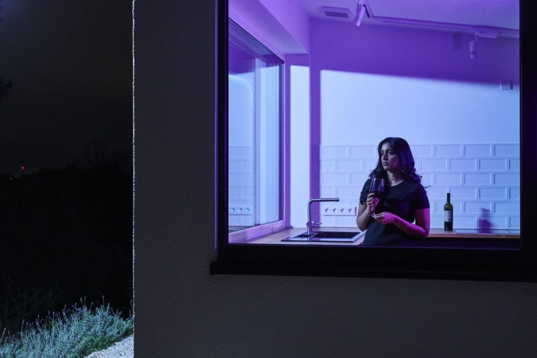 mielek fotograf dortmund Fotograf,Blog mielek fotograf kokon viola 0314 36 Frau mit Weinglas in einer modernen Küche von außen fotografiert