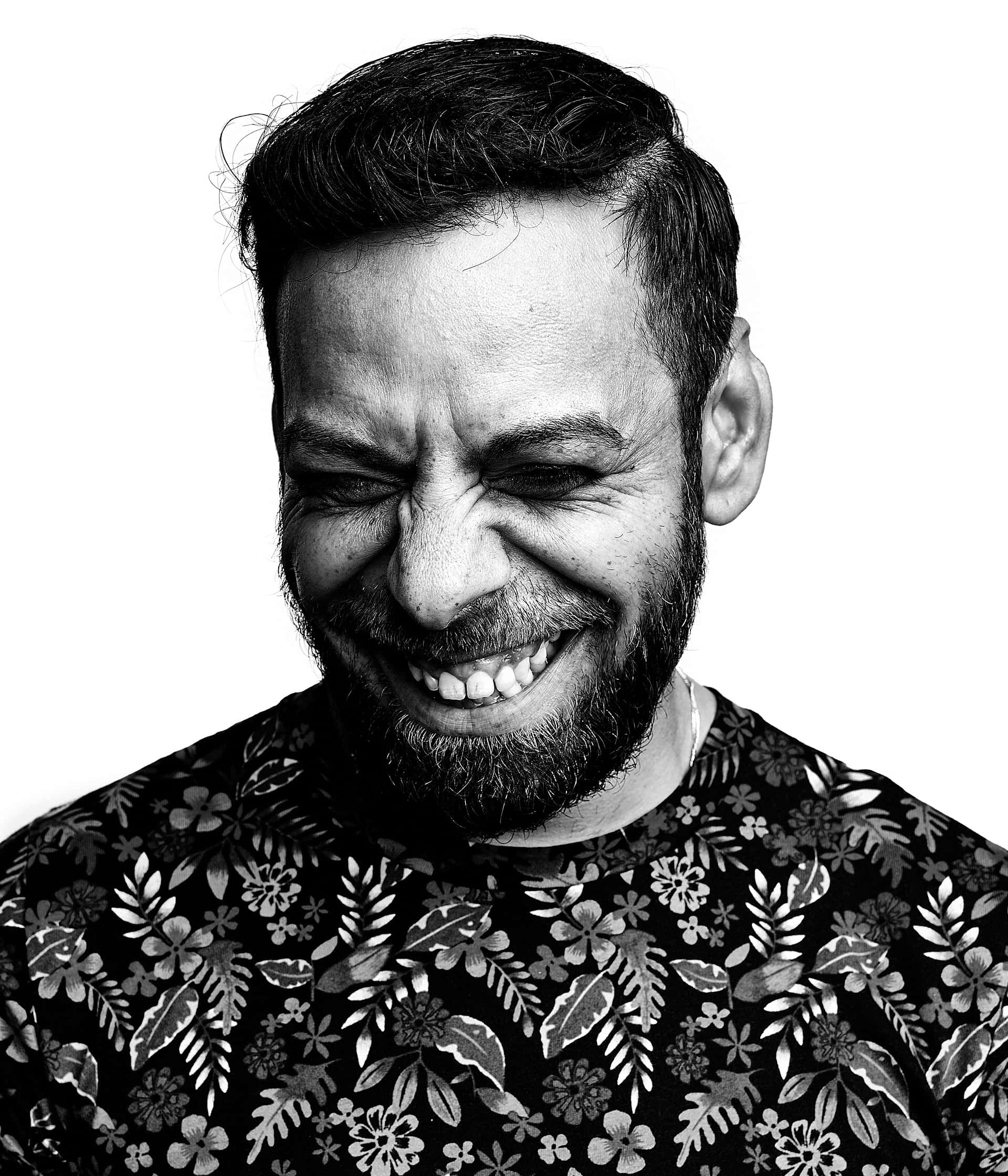 Ein fesselndes Schwarzweiß-Portrait, geschaffen von Portraitfotograf Markus Mielek im Dienste des VMDO in Dortmund. Die Aufnahme besticht durch ihre ausdrucksstarke Darstellung, die den Betrachter auf subtile Weise in die emotionale Welt des Porträtierten einführt.