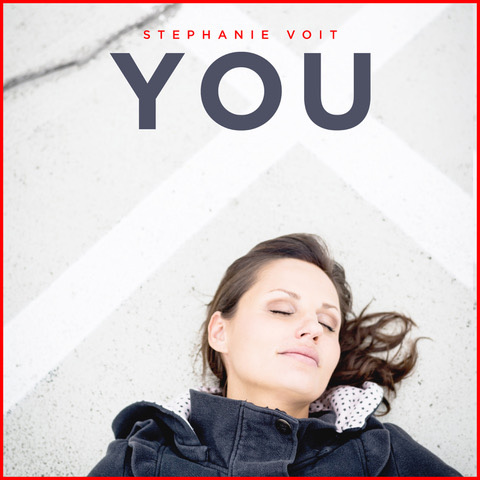 Das Plattencover zeigt die Sängerin Stephanie Voit, die für das Foto auf einem Parkplatzboden liegt