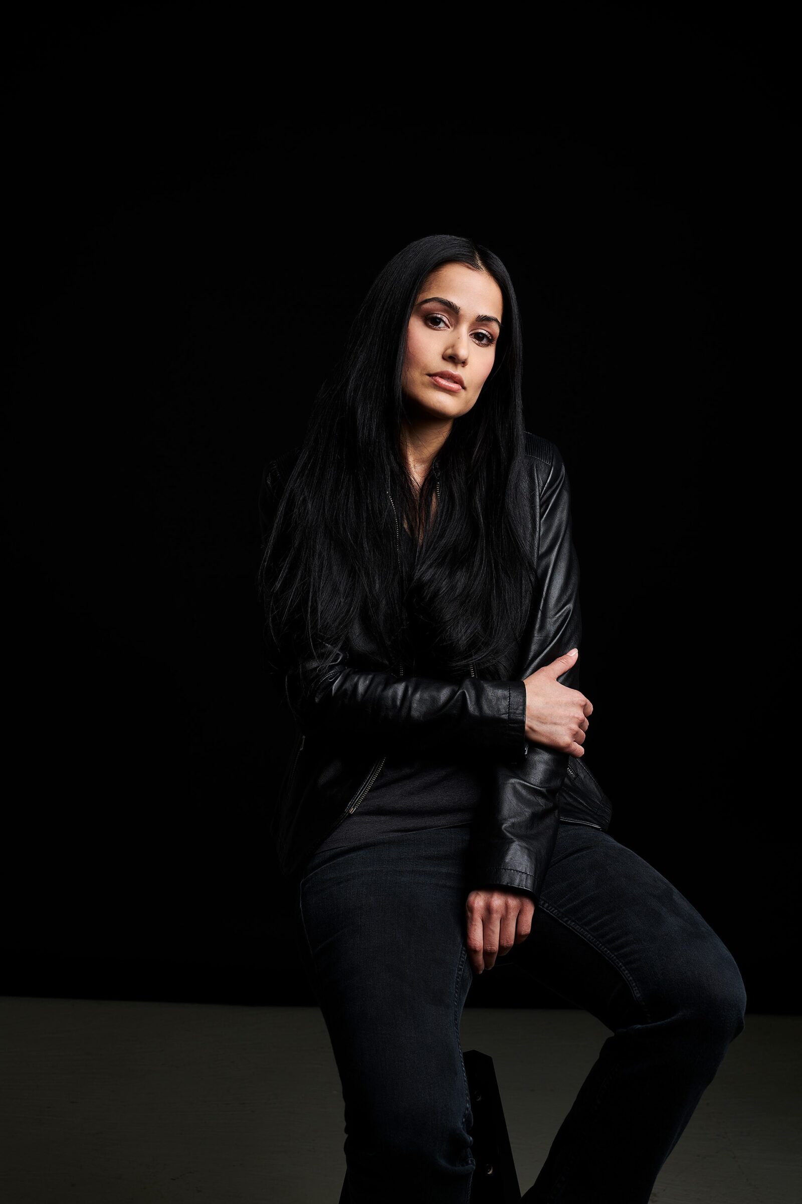 reduziertes Portrait einer Schauspielerin vor schwarzem Hintergrund in dunklen Tönen gehalten