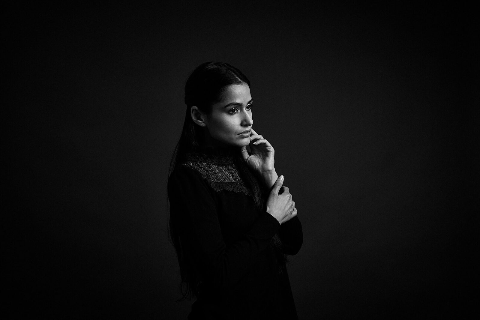 Ein schwarzweiß Portrait einer Schauspielerin, die im Studio posiert