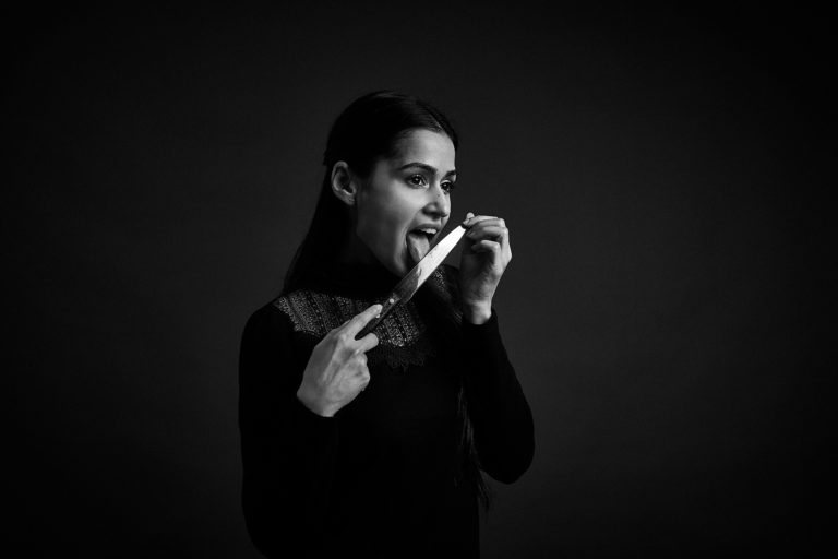 mielek fotograf dortmund Fotograf,Blog mielek fotograf sedcard actrice jenny 0747 34 Portrait der Schauspielerin Jenny, die für das Portrait ein Messer ableckt