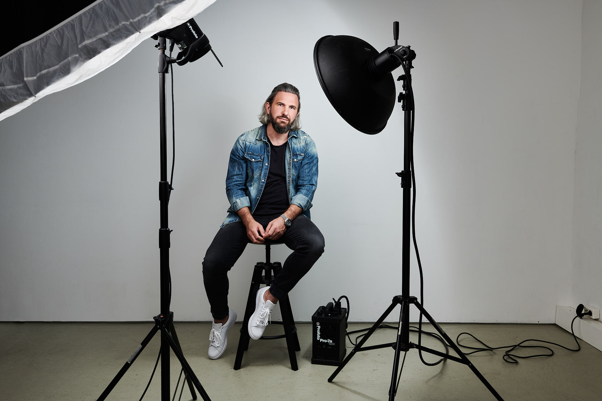 mielek fotograf dortmund Eventfotograf,Eventfotografie,Dortmund,NRW mielek fotograf portraits 0094 10 Markus Mielek posiert für die eigene Kamera zwischen seinen Blitzen von Profoto