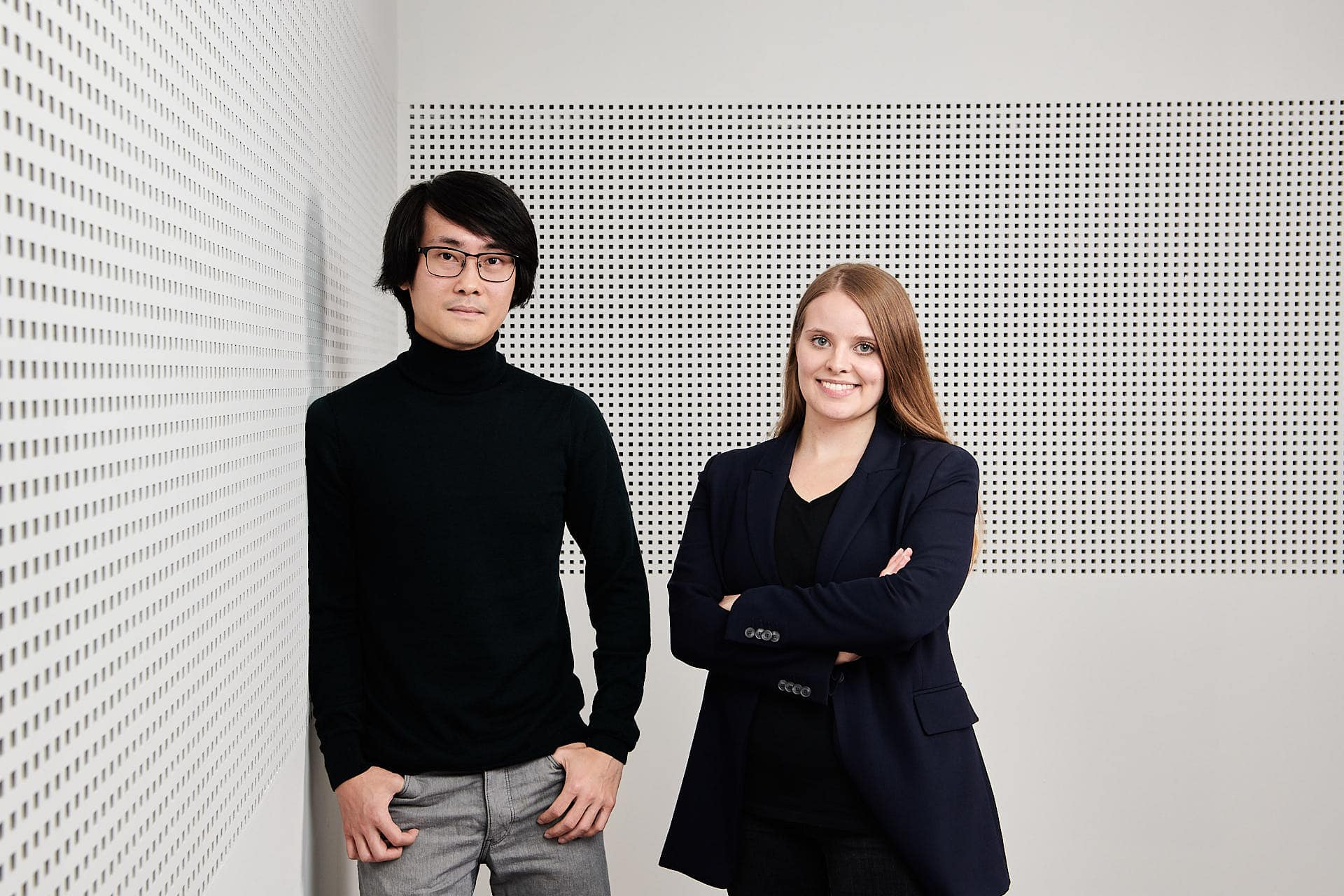 Voller Stolz posieren die Gründerinnen und Gründer für ein Teamfoto im Fotostudio on Location. Der talentierte Fotograf Markus Mielek hat diese beeindruckenden Porträts exklusiv für den Start2Grow Wettbewerb der Wirtschaftsförderung Dortmund eingefangen.