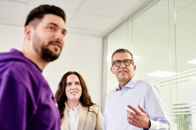 mielek fotograf dortmund Fotograf,Blog mielek fotograf portraits enreach ebbinghaus 0645 40 Zwei Mitarbeiter im Gespräch mit CEO Ebbinghaus in einem Büro