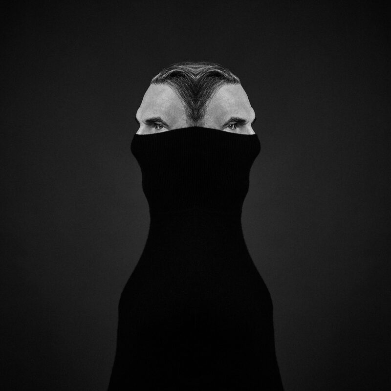 Künstlerisches Selbstportrait des Fotografen Markus Mielek. In dem Studioportrait vor schwarzem Hintergrund posiert der Fotograf selber vor der Kamera und bearbeitete das Bild im Anschluß zu einer Montage