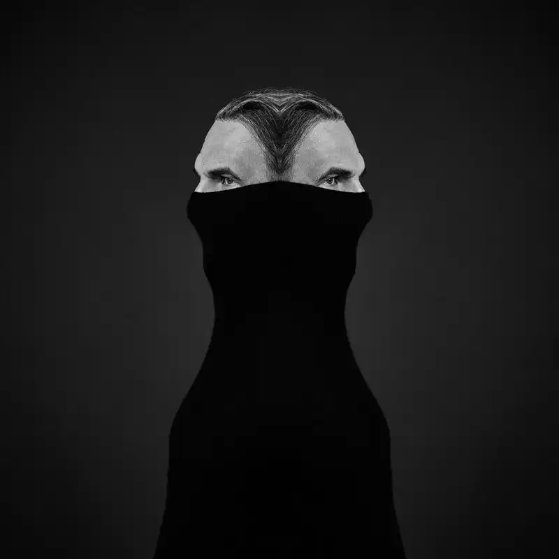 Künstlerisches Selbstportrait des Fotografen Markus Mielek. In dem Studioportrait vor schwarzem Hintergrund posiert der Fotograf selber vor der Kamera und bearbeitete das Bild im Anschluß zu einer Montage