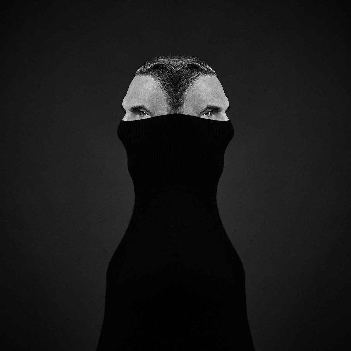 Künstlerisches Selbstportrait des Fotografen Markus Mielek. In dem Studioportrait vor schwarzem Hintergrund posiert der Fotograf selber vor der Kamera und bearbeitete das Bild im Anschluß zu einer Montage