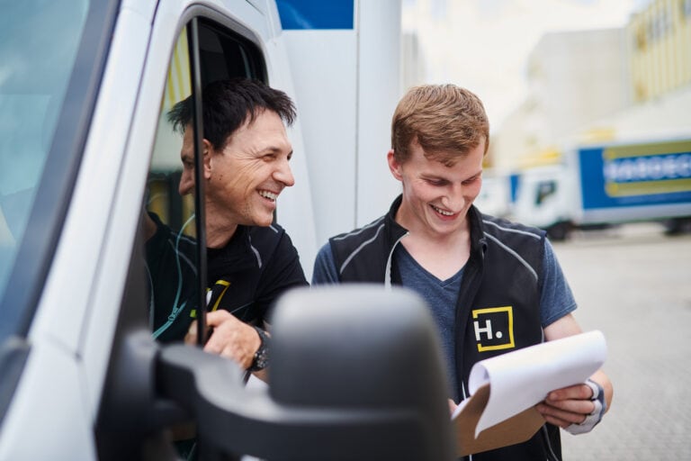 Corporate Portraits von zwei Mitarbeitern im Gespräch vor der Kamera des Fotografen Markus Mielek. Ein sehr gutes Beispiel für eine gelungene Recruiting Kampagne
