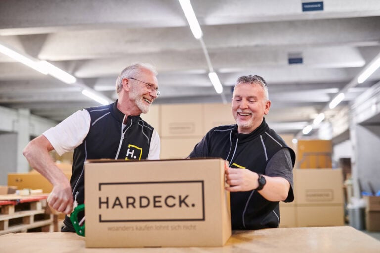 mielek fotograf dortmund Fotograf,Blog mielek fotograf hardeck 230725 2557 25 Zwei Mitarbeiter der Logistik des Unternehmens Hardeck werden für eine Werbefotografie portraitiert