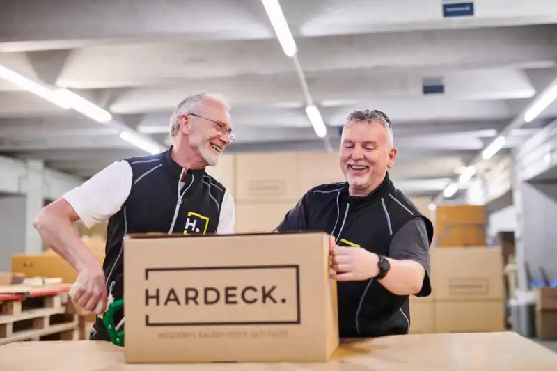 Zwei Mitarbeiter der Logistik des Unternehmens Hardeck werden für eine Werbefotografie portraitiert