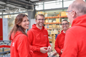 Inszeniertes Portrait für das Unternehmen swisslog in Dortmund zeigt die Unternehmensführung in roten Hoddies