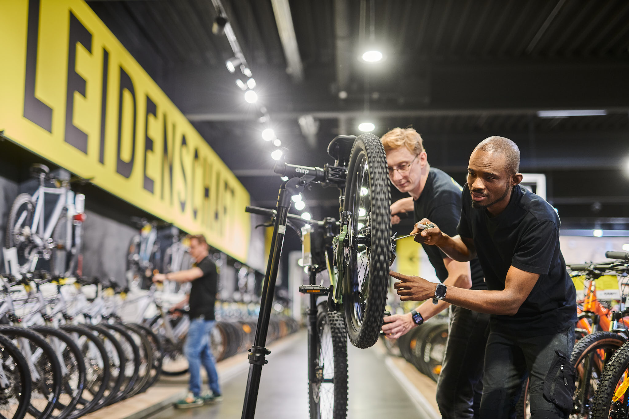 Ein schönes Beispiel für Employer Branding und Corporate Lifestyle - zwei junge Männer arbeiten bei Lucky Bike in Dortmund. Ein inszeniertes Werbefoto für die Stadt Dortmund