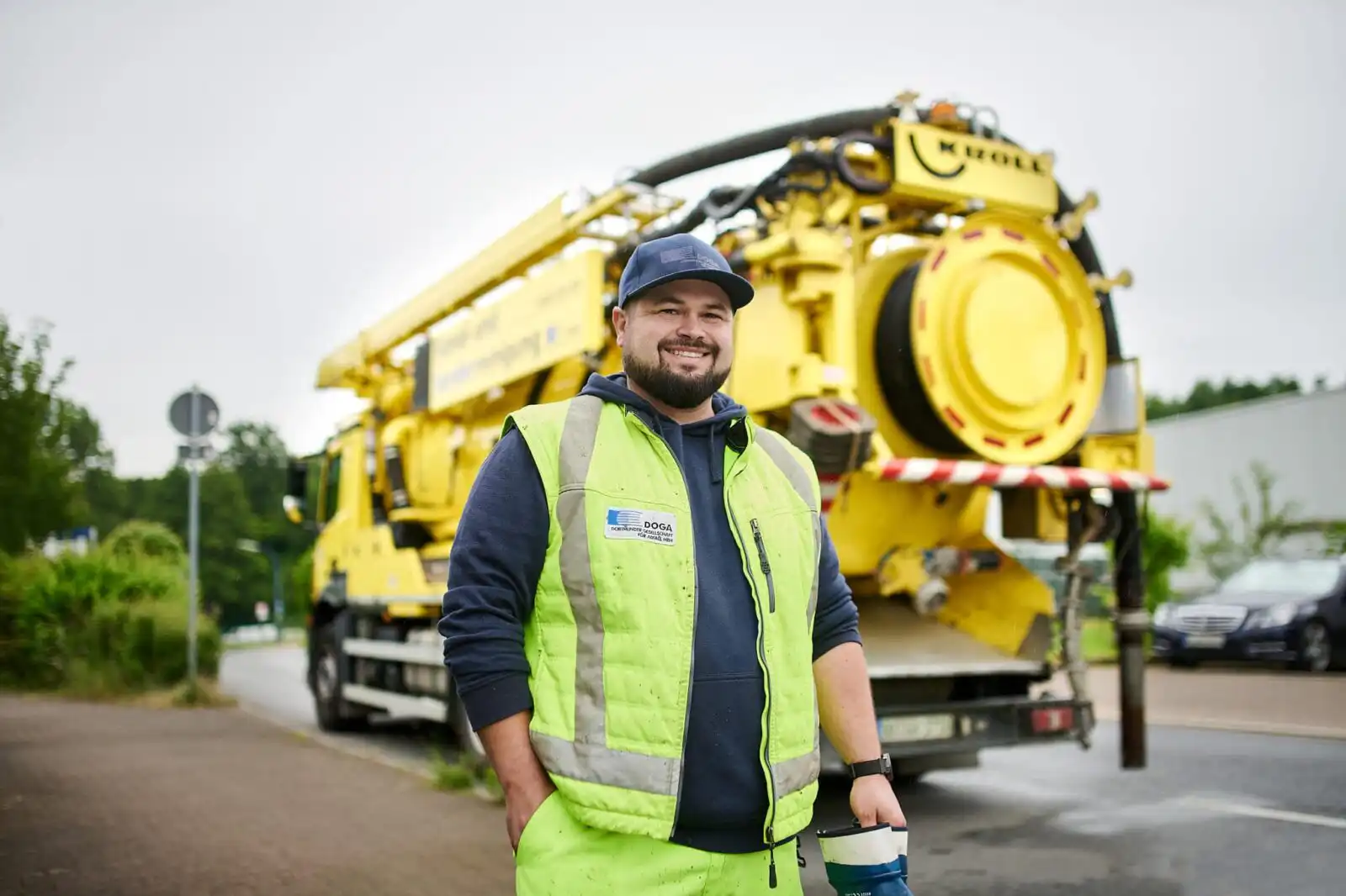 Corporate Portrait vor einem gelben Entsorgungsfahrzeug der DOGA in Dortmund
