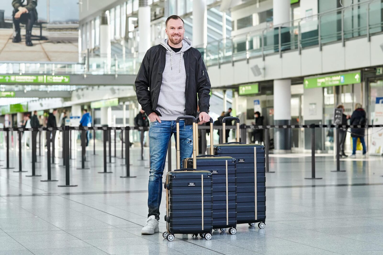 Fussballspieler Kevin Großkreutz posiert im Dortmunder Flughafen für eine Werbeaufnahmen mit Koffern für die Kamera des Werbefotografen Markus Mielek und seinem Team