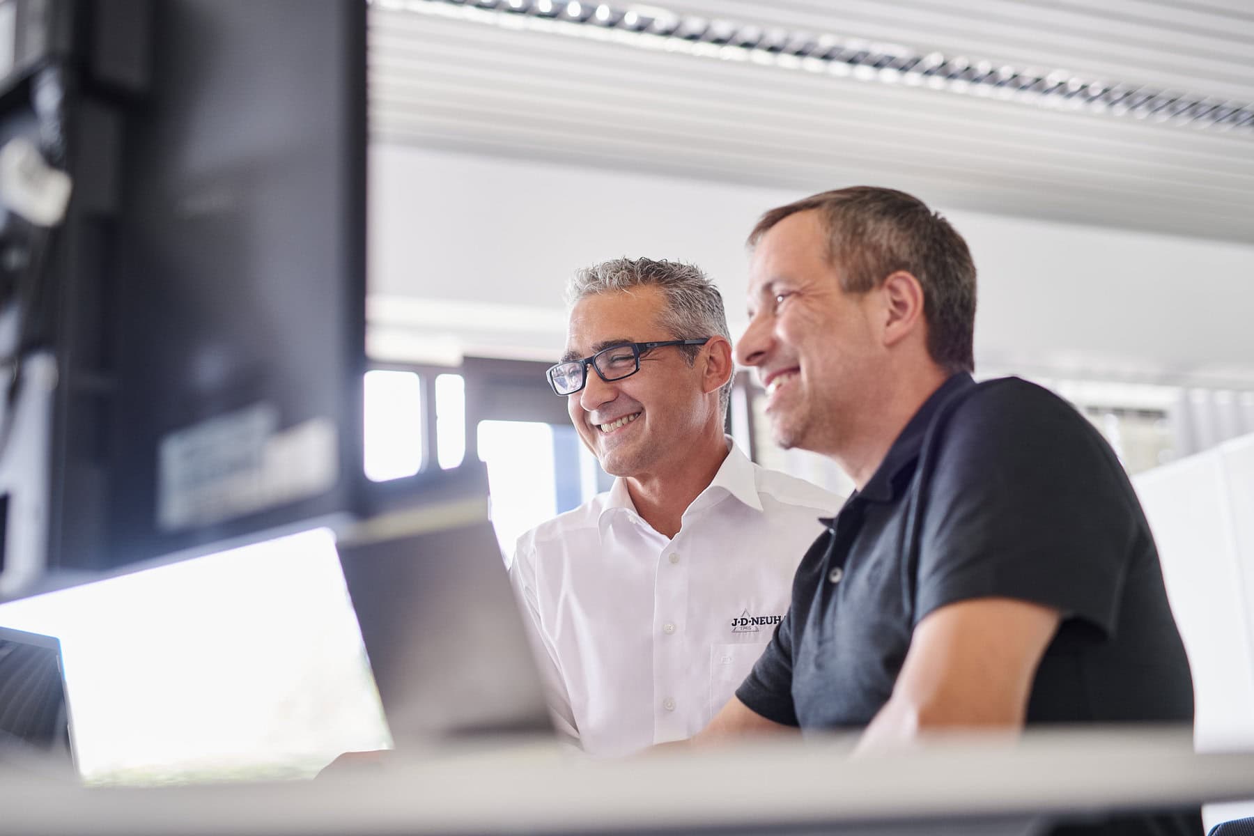 Moderne Werbefotografie: Mitarbeiter im Meeting – Ideenentwicklung und Teamwork.