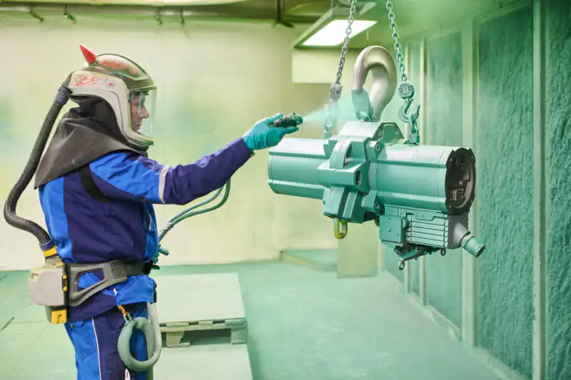 Die Industriefotografie zeigt einen Lackierer bei der Arbeit. Das Foto entstand für die neue Webseite des Unternehmens J.D. Neuhaus in Witten