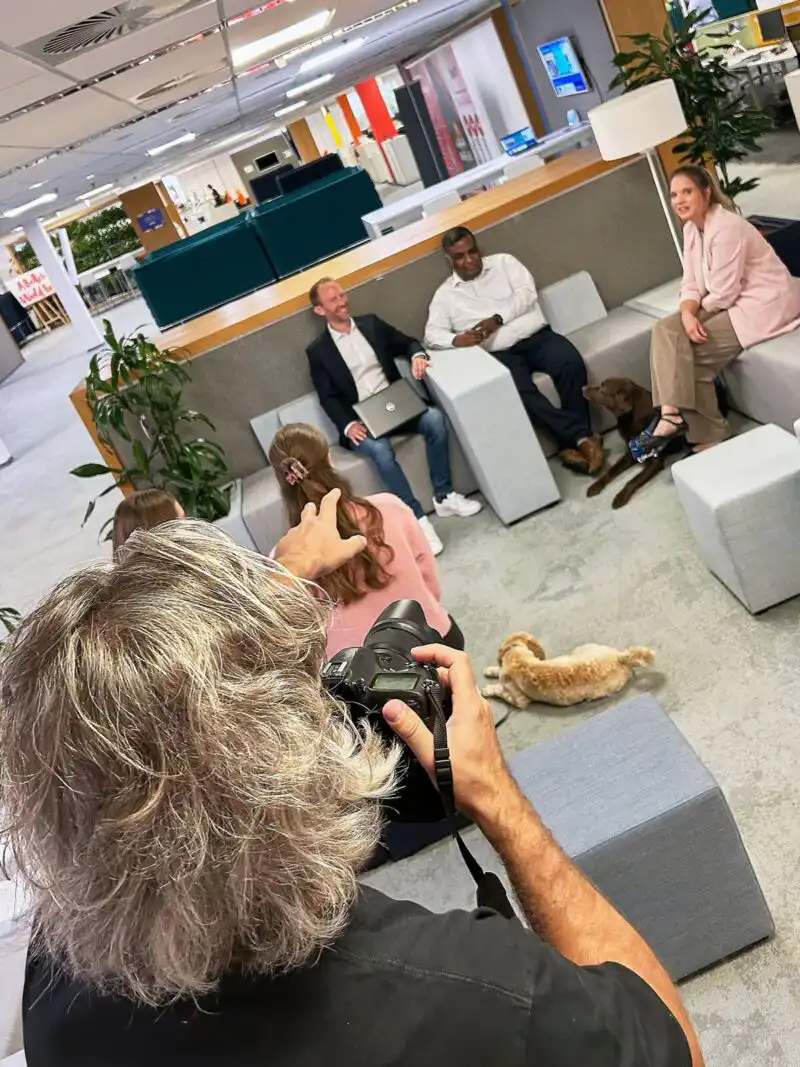 Fotograf dokumentiert Employer Branding Shooting bei Mars: Mitarbeiter und Bürohhunde in moderner Bürolandschaft in Verden.