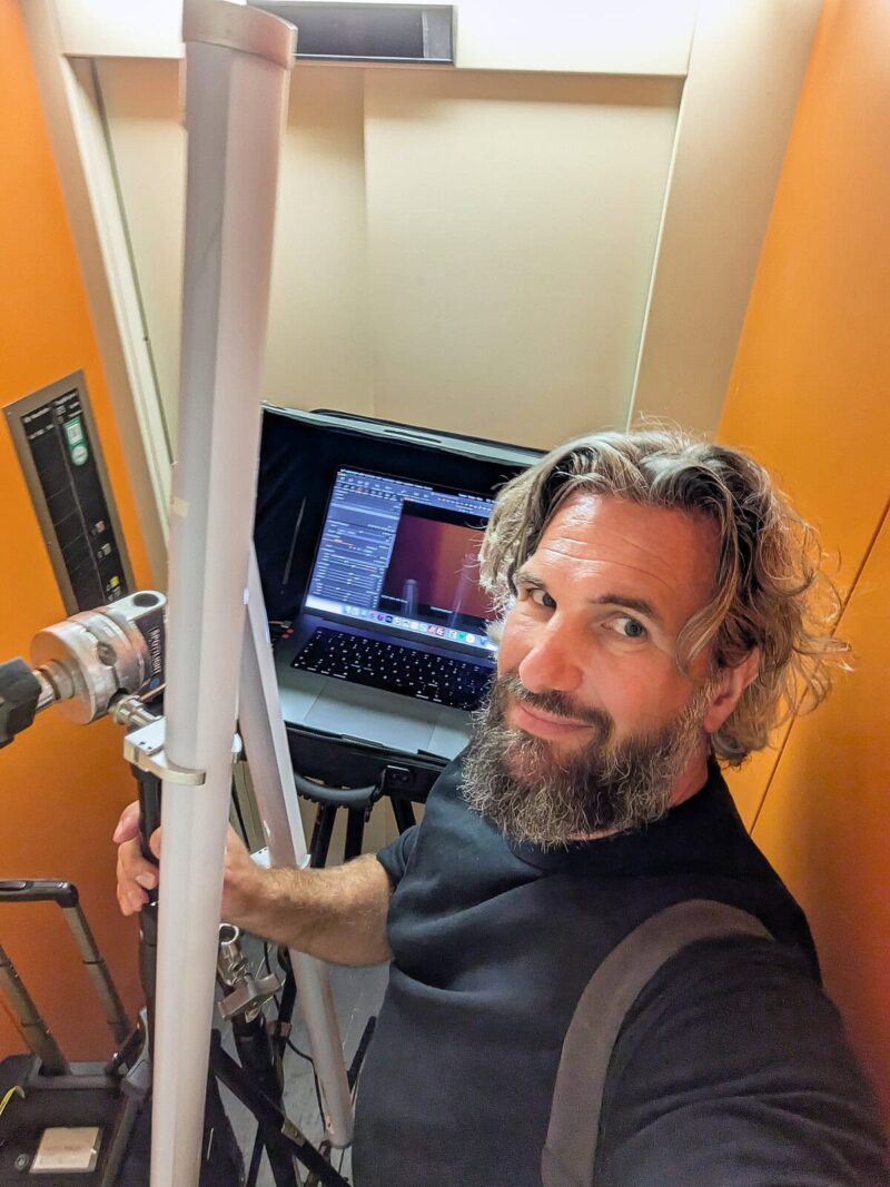 Markus Mielek bei Behind-the-Scenes Aufnahmen in seinem Fotostudio in Dortmund während einer Werbefotografie-Session.
