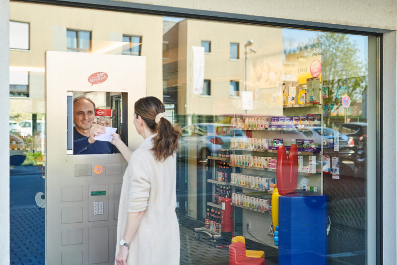 Frau an einer Servicestation in einer modernen Apotheke, professionelle Werbefotografie eines Unternehmens in Witten.