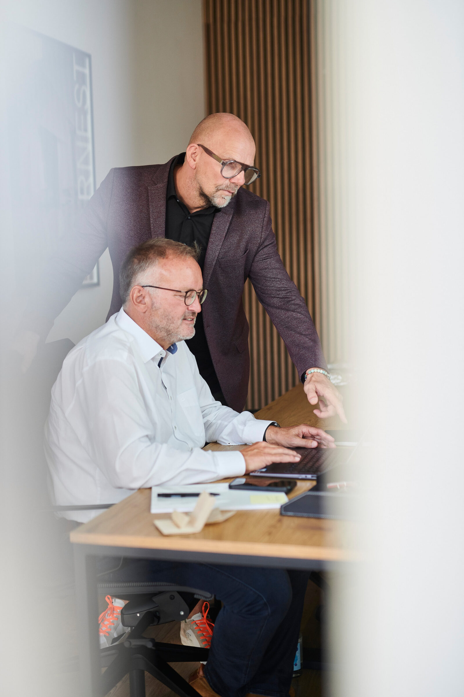 Zwei Geschäftsmänner bei einer Businessportrait-Session in Dortmund.
