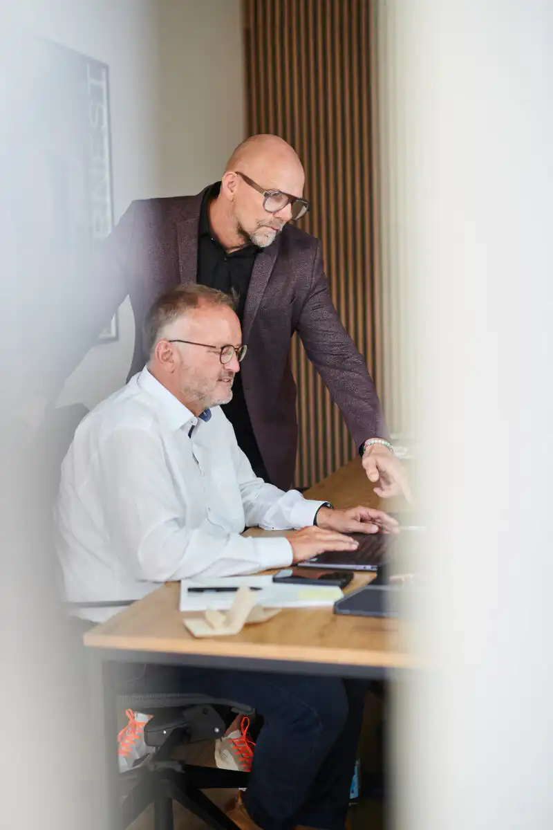Zwei Geschäftsmänner bei einer Businessportrait-Session in Dortmund.