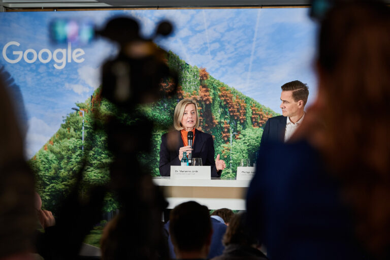 Markus Mielek hat für das Unternehmen Google eine Pressekonferenz mit Marianne Jannik und Philipp Justus fotografiert