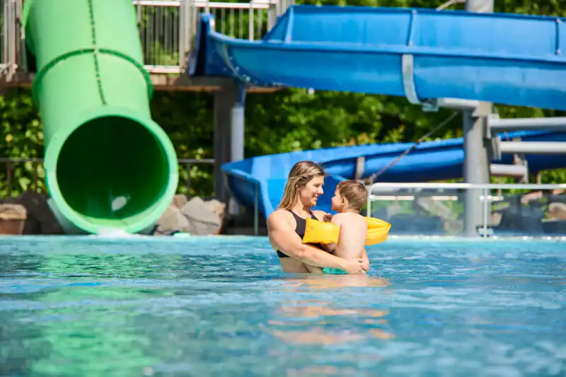 Mutter mit Kind im Freibad Hagen-Hestert – Werbefotografie Fotograf Markus Mielek