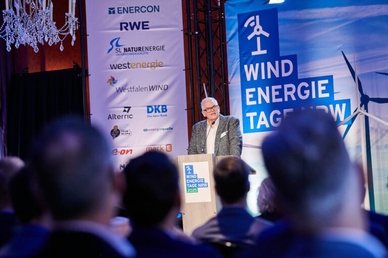Redner am Hauptpult der Windenergie Tage NRW 2025 in Bad Driburg vor Sponsoren-Wand mit ENERCON, RWE und WestfalenWIND – Eventfotografie Markus Mielek