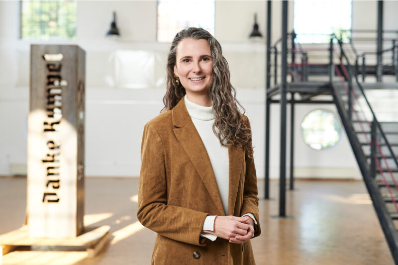 Inszeniertes Businessportrait von Katharina Linka für die rebeq GmbH in Herten, fotografiert in einem Fotostudio in Dortmund