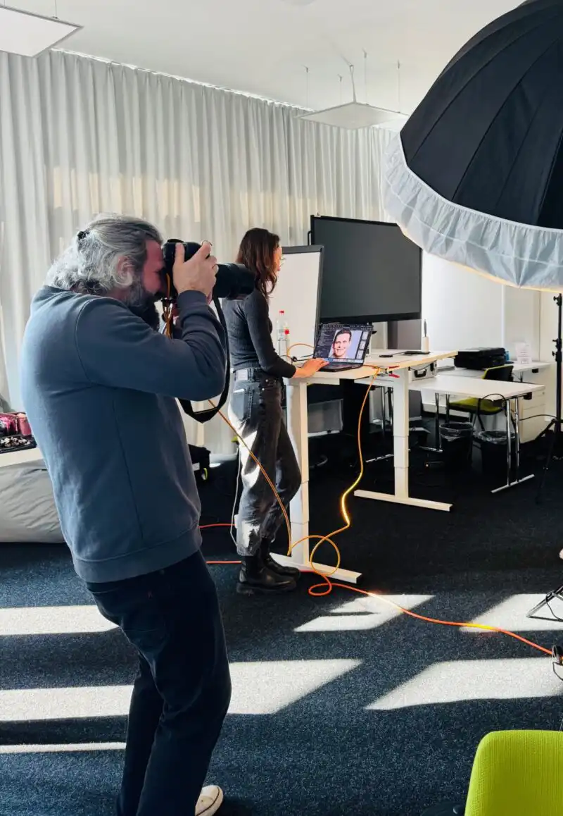 Werbefotograf Markus Mielek beim Businessportraits-Shooting in Dortmund mit Assistentin, Laptop-Tethering und
