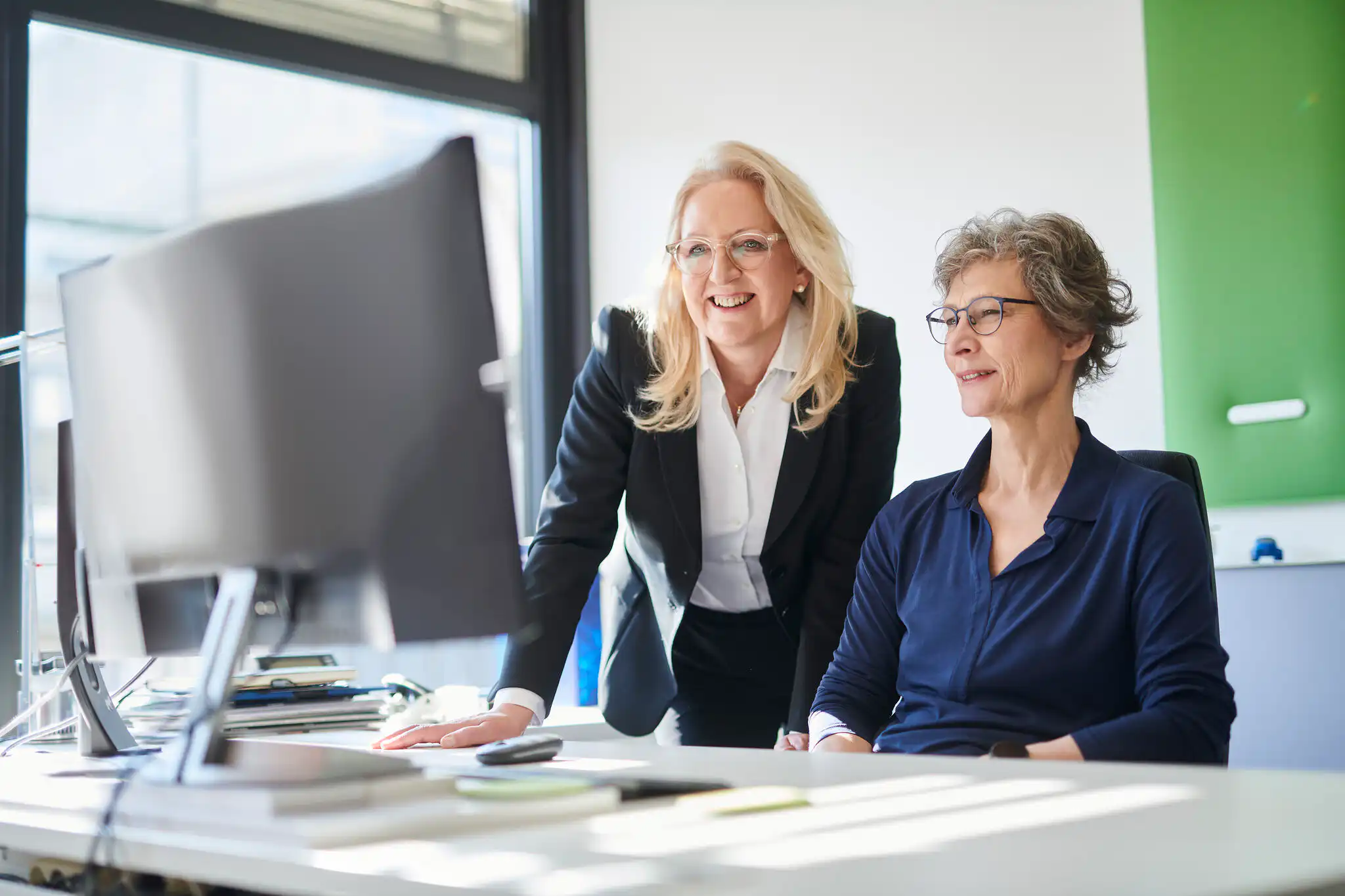 Zwei Frauen posieren für das Werbefoto des Webseiten Relaunches für das Bochumer Unternehmen ISITS AG in der Bochumer Innenstadt