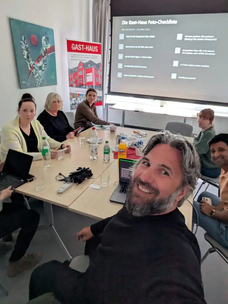 Werbefotograf Markus Mielek leitet Handy-Fotografie-Seminar im Gast-Haus Dortmund mit Foto-Checkliste auf Leinwand