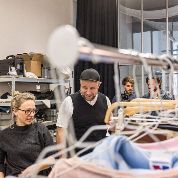 Vorbereitungen für ein großes Fotoshooting im Fotostudio