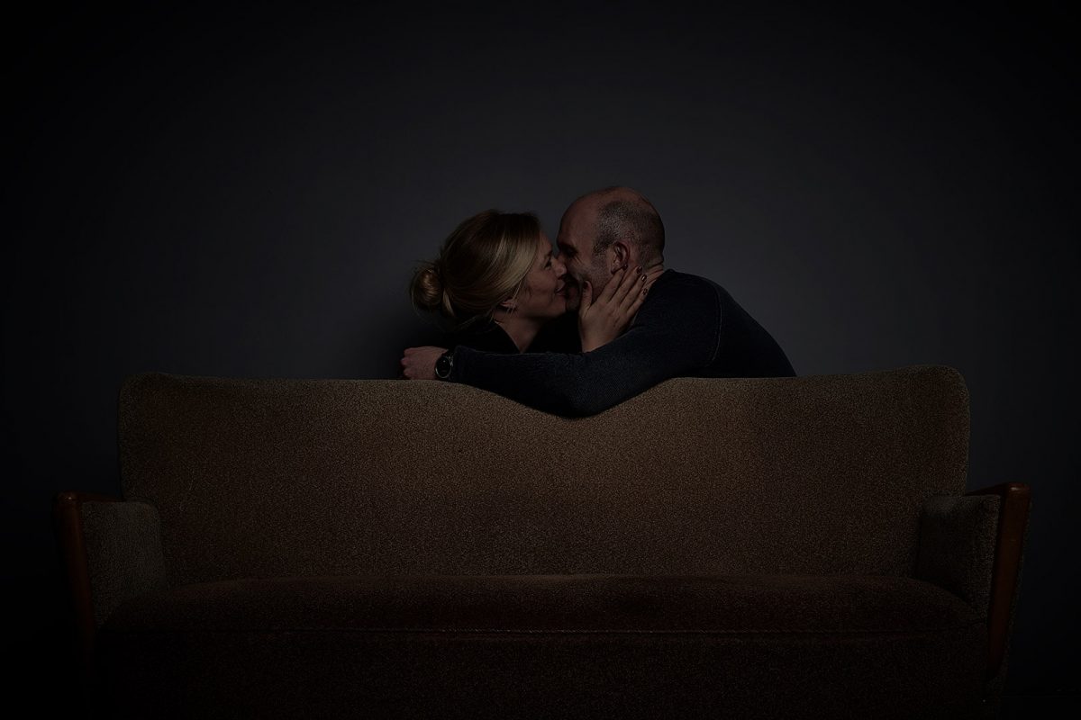 Liebespaare in absoluter Dunkelheit fotografiert von Markus Mielek im Studio